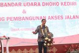 Menteri Koordinator Bidang Kemaritiman dan Investasi Luhut Binsar Pandjaitan berpidato saat peresmian Bandara Dhoho dan ground breaking jalan tol akses bandara di Kediri, Jawa Timur, Jumat (18/10/2024). Bandara Dhoho dibangun berstandar internasional dengan landasan pacu sepanjang 3.300 meter dan lebar 45 meter yang mampu menampung pendaratan pesawat jet berbadab lebar. Antara Jatim/Prasetia Fauzani/um