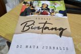 Menteri PPPA Bintang terkesan peroleh kado buku dari wartawan