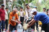 Polres Kulon Progo salurkan bantuan air bersih ke warga Kalirejo