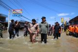 Penjabat Gubernur Kalimantan Barat Harisson memantau banjir yang melanda Sosok, Kecamatan Tayan Hulu, Kabupaten Sanggau, Kalimantan Barat, Jumat (18/10/2024). Harisson mengatakan banjir yang disebabkan oleh tingginya curah hujan tersebut melanda enam dusun di Kecamatan Tayan Hulu, Kabupaten Sanggau yang berdampak pada empat ribu jiwa penduduk setemapt.  Antara Kalbar/HO/Prokopim Pemprov Kalbar