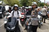 Anggota Polwan Satlantas Polresta Samarinda mengarahkan pengendara yang terjaring penertiban pajak kendaraan bermotor di Samarinda, Kalimantan Timur, Jumat (18/10/2024). Penertiban yang digelar oleh Unit Pelaksana Teknis Dinas Pelayanan Pajak Retribusi Daerah (UPTD PPRD) Badan Pendapatan Daerah (Bapenda) Provinsi Kaltim bersama Satlantas Polresta Samarinda, Jasa Raharja hingga Polisi Militer TNI AD itu bertujuan untuk meningkatkan kedisiplinan masyarakat dalam membayar pajak sekaligus mendongkrak pendapatan daerah. Antara Kaltim/M Risyal Hidayat