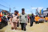 Penjabat Gubernur Kalimantan Barat Harisson memantau banjir yang melanda Sosok, Kecamatan Tayan Hulu, Kabupaten Sanggau, Kalimantan Barat, Jumat (18/10/2024). Harisson mengatakan banjir yang disebabkan oleh tingginya curah hujan tersebut melanda enam dusun di Kecamatan Tayan Hulu, Kabupaten Sanggau yang berdampak pada empat ribu jiwa penduduk setemapt.  Antara Kalbar/HO/Prokopim Pemprov Kalbar