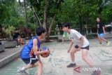 Sejumlah remaja bermain bola basket di area Taman Catur, Pontianak, Kalimantan Barat, Kamis (17/10/2024). Taman Catur Pontianak ini menjadi ruang publik yang multi fungsi, memberikan sarana bagi masyarakat untuk bersantai, beraktivitas dan berolahraga. Antara Kalbar/Edo Saputra/Jhw