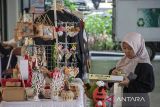 Pengunjung membeli produk UMKM yang dijual pada Bazar UMKM Oktober Meriah di Kota Cimahi, Jawa Barat, Jumat (18/10/2024). Bazar yang digelar Pemerintah Daerah Kota Cimahi tersebut bertujuan untuk memberikan kesempatan bagi pelaku usaha untuk memamerkan berbagai produk unggulan, memperluas jangkauan pasar serta sebagai upaya penguatan UMKM di daerah itu. ANTARA FOTO/Abdan Syakura/agr