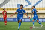 Pesepak bola Persib Bandung Edo Febriansyah (tengah) melakukan seleberasi usai mencetak gol ke gawang Persebaya saat pertandingan BRI Liga 1 di Stadion Si Jalak Harupat, Kabupaten Bandung, Jawa Barat, Jumat (18/10/2024). Persib Bandung menang atas Persebaya dengak skor 2-0. ANTARA FOTO/Raisan Al Farisi/agr