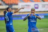 Pesepak bola Persib Bandung Ciro Alves (kanan) melakukan seleberasi usai mencetak gol ke gawang Persebaya saat pertandingan BRI Liga 1 di Stadion Si Jalak Harupat, Kabupaten Bandung, Jawa Barat, Jumat (18/10/2024). Persib Bandung menang atas Persebaya dengak skor 2-0. ANTARA FOTO/Raisan Al Farisi/agr