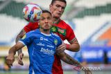 Pesepak bola Persib Bandung Mailson Lima (kiri) berebut bola dengan pesepak bola Persebaya Slavko Damjanovic (kanan) saat pertandingan BRI Liga 1 di Stadion Si Jalak Harupat, Kabupaten Bandung, Jawa Barat, Jumat (18/10/2024). ANTARA FOTO/Raisan Al Farisi/agr