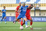 Pesepak bola Persib Bandung Ciro Alves (kiri) berebut bola dengan pesepak bola Persebaya Ardi Idrus (kanan) saat pertandingan BRI Liga 1 di Stadion Si Jalak Harupat, Kabupaten Bandung, Jawa Barat, Jumat (18/10/2024). ANTARA FOTO/Raisan Al Farisi/agr