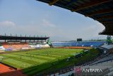 Suasana stadion sebelum pertandingan BRI Liga 1 antara Persib Bandung melawan Persebaya di Stadion Si Jalak Harupat, Kabupaten Bandung, Jawa Barat, Jumat (18/10/2024). Komdis PSSI memberikan sanksi kepada panitia pelaksana Persib Bandung berupa larangan menggelar pertandingan dengan penonton hingga dua pertandingan atas insiden pascapertandingan saat Persib menjamu Persija. ANTARA FOTO/Raisan Al Farisi/agr