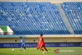 Suasana stadion tanpa penonton saat pertandingan BRI Liga 1 antara Persib Bandung melawan Persebaya di Stadion Si Jalak Harupat, Kabupaten Bandung, Jawa Barat, Jumat (18/10/2024). Komdis PSSI memberikan sanksi kepada panitia pelaksana Persib Bandung berupa larangan menggelar pertandingan dengan penonton hingga dua pertandingan atas insiden pascapertandingan saat Persib menjamu Persija. ANTARA FOTO/Raisan Al Farisi/agr