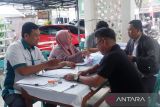 Petugas Disdukcapil Pontianak melayani warga yang mengurus dokumen kependudukan di Kelurahan Saigon, Pontianak, Kalimantan Barat, Rabu (16/10/2024). Disdukcapil menyediakan layanan jemput bola dalam pembuatan dokumen kependudukan bagi warga guna mempermudah akses pelayanan yg cepat dan efisien bagi masyarakat Kota Pontianak. Antara Kalbar/Edo Saputra/Jhw