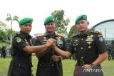 Pangdam XII/Tanjungpura Mayjen TNI Iwan Setiawan (Tengah) melakukan salam komando dengan pejabat baru Komandan Yonif Mekanis 643/Wanara Sakti Mayor Inf Adri Sumarno (kanan) dan Letkol Inf Ahmad Rahmatullah (kiri) saat serah terima jabatan di Mako Yonif 643/Wns, Anjungan, Kabupaten Mempawah, Kalimantan Barat, Kamis (17/10/2024). Adri Sumarno menjadi Danyonif Mekanis 643/Wanara Sakti menggantikan Ahmad Rahmatullah yang akan bertugas sebagai Dandodiklatpur Rindam XII/Tanjungpura. ANTARA FOTO/Jessica Wuysang