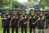 Pangdam XII/Tanjungpura Mayjen TNI Iwan Setiawan (ketiga kanan) berfoto bersama pejabat baru Komandan Yonif Mekanis 643/Wanara Sakti Mayor Inf Adri Sumarno (kedua kanan) dan Letkol Inf Ahmad Rahmatullah (kedua kiri) saat serah terima jabatan di Mako Yonif 643/Wns, Anjungan, Kabupaten Mempawah, Kalimantan Barat, Kamis (17/10/2024). Adri Sumarno menjadi Danyonif Mekanis 643/Wanara Sakti menggantikan Ahmad Rahmatullah yang akan bertugas sebagai Dandodiklatpur Rindam XII/Tanjungpura. ANTARA FOTO/Jessica Wuysang