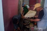 Sejumlah petugas dan warga mengangkut sampah saat melakukan gotong royong membersihkan rumah warga yang mengalami gangguan jiwa di Kelurahan Sungai Jawi, Pontianak, Kalimantan Barat, (18/10/2024). Dalam rangka HUT ke-253 Kota Pontianak, Dinas Sosial bersama Dinas Kebersihan dan Pertamanan Kota Pontianak membersihkan rumah dan halaman warga yang mengalami gangguan jiwa berinisial A yang hidup sendirian di rumahnya yang dipenuhi sampah. Antara Kalbar/Edo Saputra