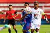 Pesepakbola Maluku Utara (Malut) United Muhammad Alwi Slamat (kanan) berebut bola dengan pesepakbola Arema FC Arkhan Fikri saat lanjutan laga BRI Liga 1 di Stadion Gelora Soepriadi Kota Blitar, Jawa Timur, Sabtu (19/10/2024). Arema FC berhasil mengalahkan Malut United dengan skor 3-1. Antara Jatim/Irfan Anshori/um