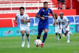 Pesepakbola Arema FC Sneyder Julian Guevara (kanan) berebut bola dengan pesepakbola Maluku Utara (Malut) United Wahyu Prasetyo saat lanjutan laga BRI Liga 1 di Stadion Gelora Soepriadi Kota Blitar, Jawa Timur, Sabtu (19/10/2024). Arema FC berhasil mengalahkan Malut United dengan skor 3-1. Antara Jatim/Irfan Anshori/um