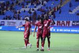 Tito Okello (kanan) bersama Victor Luiz merayakan gol Tito ke gawang Madura United di pertandingan LIga 1 Jumat 18/10/24 di Stadion Batakan, Balikpapan. 