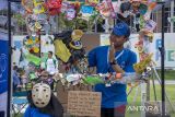 Pegiat lingkungan memainkan boneka dari sampah plastik pada Gelaran Hejo 2024 KBPa Eco Festival di Bumi Hejo Kota Baru Parahyangan, Kabupaten Bandung Barat, Jawa Barat, Sabtu (19/10/2024). Gelaran hasil kolaborasi Forum Sakola Hejo (FSH) tersebut merupakan wadah untuk saling berbagi ide dan inpirasi aksi gerakan hijau serta upaya meningkatkan kepedulian guna mendukung terwujudnya lingkungan yang berkelanjutan. ANTARA FOTO/Abdan Syakura/agr