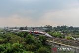 Kereta Cepat Jakarta Bandung melintasi Kawasan Tegalluar, Kabupaten Bandung, Jawa Barat, Sabtu (19/10/2024). PT KCIC mencatat, selama satu tahun pengoperasian Kereta Cepat Jakarta Bandung tiket yang telah terjual sebanyak 5,8 juta lembar dan rencananya akan menambah jumlah kereta cepat sebanyak 62 KA per hari serta membuka Stasiun Karawang untuk peningkatyan pelayanan penumpang. ANTARA FOTO/Raisan Al Farisi/agr