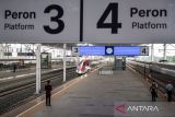 Kereta Cepat Jakarta Bandung tiba di Stasiun Tegalluar Summarecon, Kabupaten Bandung, Jawa Barat, Sabtu (19/10/2024). PT KCIC mencatat, selama satu tahun pengoperasian Kereta Cepat Jakarta Bandung tiket yang telah terjual sebanyak 5,8 juta lembar dan rencananya akan menambah jumlah kereta cepat sebanyak 62 KA per hari serta membuka Stasiun Karawang untuk peningkatyan pelayanan penumpang. ANTARA FOTO/Raisan Al Farisi/agr