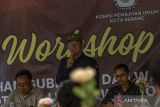 Anggota KPU Kota Serang Hanifa (tengah) didampingi Ade Jahran (kanan) dan Sekretaris KPU Kota Serang Hendro Sulistyo (kiri) memberikan sambutan saat workshop dengan awak media untuk Pilkada 2024 di Kota Serang, Banten, Sabtu (19/10/2024). Komisi Pemilihan Umum (KPU) Kota Serang menggelar workshop yang dihadiri oleh kelompok wartawan serta pers mahasiswa dari berbagai perguruan tinggi untuk menyukseskan Pilkada 2024, yang dimana menargetkan sebanyak 80 persen partisipasi pemilih. ANTARA FOTO/Angga Budhiyanto/gp