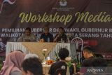 Anggota KPU Kota Serang Ade Jahran (kanan) didampingi Hanifa (tengah) dan Sekretaris KPU Kota Serang Hendro Sulistyo (kiri) memberikan sambutan saat workshop dengan awak media untuk Pilkada 2024 di Kota Serang, Banten, Sabtu (19/10/2024). Komisi Pemilihan Umum (KPU) Kota Serang menggelar workshop yang dihadiri oleh kelompok wartawan serta pers mahasiswa dari berbagai perguruan tinggi untuk menyukseskan Pilkada 2024, yang dimana menargetkan sebanyak 80 persen partisipasi pemilih. ANTARA FOTO/Angga Budhiyanto/gp