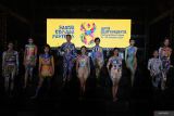 Sejumlah model dengan tubuh yang telah dilukis berpose di panggung saat acara seni body painting pada Sanur Village Festival 2024 di Pantai Mertasari, Sanur, Denpasar, Bali, Jumat (18/10/2024). Seni melukis tubuh tersebut digelar untuk memberikan ruang bagi para seniman dalam menuangkan ide kreatif sekaligus sebagai daya tarik bagi wisatawan yang berkunjung ke festival itu. ANTARA FOTO/Nyoman Hendra Wibowo/wsj.