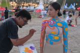 Seniman melukis tubuh seorang model saat acara seni body painting pada Sanur Village Festival 2024 di Pantai Mertasari, Sanur, Denpasar, Bali, Jumat (18/10/2024). Seni melukis tubuh tersebut digelar untuk memberikan ruang bagi para seniman dalam menuangkan ide kreatif sekaligus sebagai daya tarik bagi wisatawan yang berkunjung ke festival itu. ANTARA FOTO/Nyoman Hendra Wibowo/wsj.