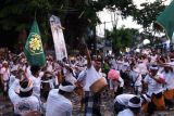 Sejumlah warga saling melempar ketupat saat Tradisi Mesalaran di Desa Adat Padang Luwih, Badung, Bali, Kamis (17/10/2024). Tradisi saling lempar ketupat yang merupakan warisan budaya leluhur tersebut digelar untuk memohon kesejahteraan, mempererat rasa persaudaraan serta sebagai wujud syukur kepada Tuhan. ANTARA FOTO/Nyoman Hendra Wibowo/wsj.