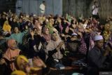 Sejumlah masyarakat desa yang tergabung Al Hassanah Foundation mengikuti tasyakuran dan doa bersama di lapangan Desa Suko, Maron, Probolinggo, Jawa Timur, Minggu (20/10/2024). Acara tersebut dalam rangka pelantikan Presiden Prabowo Subianto dan Wakil Presiden Gibran Rakabuming Raka. Antara Jatim/Umarul Faruq