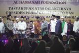 Wakil Ketua Umum MUI Marsudi Syuhud (keenam kiri) berbincang dengan Ketua Al Hassanah Foundation M. Najib Salim Atamimi (kelima kanan) saat tasyakuran dan doa bersama di lapangan Desa Suko, Maron, Probolinggo, Jawa Timur, Minggu (20/10/2024). Acara tersebut dalam rangka pelantikan Presiden Prabowo Subianto dan Wakil Presiden Gibran Rakabuming Raka. Antara Jatim/Umarul Faruq