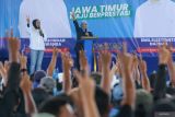 Calon Gubernur Jawa Timur nomor urut dua Khofifah Indar Parawansa (kanan) menyapa masyarakat saat berkampanye di Banyuwangi, Jawa Timur, Minggu (20/10/2024). Dalam kampanye yang dihadiri berbagai kalangan masyarakat seperti pimpinan partai pengusung, petani dan sejumlah Kiai tersebut Khofifah selain berdialog untuk menyerap aspirasi masyarakat juga menyampaikan visi dan misi kedepan mengenai lumbung Pangan Nasional dan potensi ekspor rempah-rempah. Antara Jatim/Budi Candra Setya/um