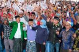 Calon Gubernur Jawa Timur nomor urut dua Khofifah Indar Parawansa (tengah) foto bersama masyarakat saat berkampanye di Banyuwangi, Jawa Timur, Minggu (20/10/2024). Dalam kampanye yang dihadiri berbagai kalangan masyarakat seperti pimpinan partai pengusung, petani dan sejumlah Kiai tersebut Khofifah selain berdialog untuk menyerap aspirasi masyarakat juga menyampaikan visi dan misi kedepan mengenai lumbung Pangan Nasional dan potensi ekspor rempah-rempah. Antara Jatim/Budi Candra Setya/um