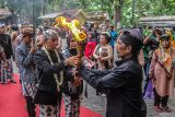 Sejumlah warga mengikuti prosesi Pengambilan Api Abadi di Kayangan Api, Bojonegoro, Jawa Timur, Sabtu (19/10/2024). Ritual yang dilakukan setahun sekali untuk memperingati Hari Jadi Bojonegoro ke-347 itu sebagai simbol semangat, keberanian, serta bentuk permohonan kepada Tuhan agar penduduk di kawasan tersebut diberikan keselamatan dan keberkahan. Antara Jatim/Muhammad Mada/um 