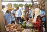 Calon Gubernur Kalimantan Timur nomor urut 2 Rudy Mas'ud (kedua kanan) berbincang dengan pedagang saat membeli buah pisang ketika blusukan di Pasar Kedondong, Samarinda, Kaltim, Minggu (20/10/2024). Kunjungan dari Rudy Mas'ud yang berpasangan dengan calon Wakil Gubernur Seno Aji tersebut bertujuan untuk menyerap aspirasi dari pedagang hingga berjanji akan menjaga stabilitas harga bahan pokok. Calon Gubernur Kalimantan Timur Isran Noor (kanan) mengenakan rompi saat Silaturahmi Dayak bersama Isran-Hadi di Samarinda, Kaltim, Sabtu (19/10/2024). Dalam kampanyenya di dapan masyarakat Dayak Kaltim itu, Isran Noor-Hadi Mulyadi menyampaikan program-program unggulan yang akan kembali dilanjutkan di periode selanjutnya. Antara Kaltim/M Risyal Hidayat