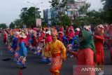 Ribuan peserta mengikuti Tari Jepin massal di Jalan Ahmad Yani, Pontianak, Kalimantan Barat, Minggu (20/10/2024). Tari Jepin massal yang digelar Pemerintah Kota Pontianak dan diikuti ribuan warga setempat tersebut untuk memperingati HUT ke-253 Kota Pontianak. Antara Kalbar/Edo Saputra/Jhw