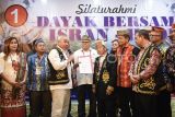 Pasangan calon Gubernur dan Wakil Gubernur Kalimantan Timur nomor urut 1 Isran Noor (ketiga kiri) dan Hadi Mulaydi (kedua kanan) menerima dukungan saat Silaturahmi Dayak bersama Isran-Hadi di Samarinda, Kaltim, Sabtu (19/10/2024). Dalam kampanyenya di dapan masyarakat Dayak Kaltim itu, Isran Noor-Hadi Mulyadi menyampaikan program-program unggulan yang akan kembali dilanjutkan di periode selanjutnya. Antara Kaltim/M Risyal Hidayat