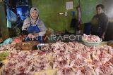 Pedagang memotong daging ayam yang dijual di Pasar Kedondong, Samarinda, Kalimantan Timur, Minggu (20/10/2024). Menurut data Pusat Informasi Harga Pangan Strategis Nasional, harga daging ayam ras segar harian di pasar tradisional provinsi Kalimantan Timur tercatat Rp37,25 ribu, mengalami penurunan dari sebelumnya sebesar Rp40,75 ribu. Antara Kaltim/M Risyal Hidayat