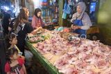 Suasana penjualan daging ayam di Pasar Kedondong, Samarinda, Kalimantan Timur, Minggu (20/10/2024). Menurut data Pusat Informasi Harga Pangan Strategis Nasional, harga daging ayam ras segar harian di pasar tradisional provinsi Kalimantan Timur tercatat Rp37,25 ribu, mengalami penurunan dari sebelumnya sebesar Rp40,75 ribu. Antara Kaltim/M Risyal Hidayat