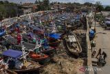 Sejumlah kapal nelayan bersandar di Sungai Cipunten Agung, Kabupaten Pandeglang, Banten, Minggu (20/10/2024). Kementerian Kelautan dan Perikanan (KKP) mencatat perizinan berusaha aktif hingga bulan Oktober 2024 sebanyak 14.386 unit kapal perikanan atau meningkat sekitar 19 persen dari tahun sebelumnya karena kesadaran untuk mematuhi ketentuan perundang-undangan yang berlaku terus tumbuh di kalangan pelaku usaha. ANTARA FOTO/Angga Budhiyanto/gp