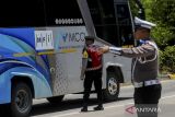 Sejumlah personel kepolisian mengatur arus lalu lintas kendaraan di Gerbang Tol Serang Barat, Kota Serang, Banten, Minggu (20/10/2024). Pengamanan yang dilakukan dengan menyasar kendaraan yang hendak menuju Jakarta tersebut digelar Polda Banten sebagai upaya untuk meningkatkan kesiapsiagaan dalam mengantisipasi gangguan kamtibmas jelang pelantikan presiden. ANTARA FOTO/Muhammad bagus Khoirunas/gp