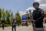 Sejumlah personel kepolisian dan Brimob Polda Banten melakukan penjagaan di Gerbang Tol Serang Barat, Kota Serang, Banten, Minggu (20/10/2024). Pengamanan yang dilakukan dengan menyasar kendaraan yang hendak menuju Jakarta tersebut digelar Polda Banten sebagai upaya untuk meningkatkan kesiapsiagaan dalam mengantisipasi gangguan kamtibmas jelang pelantikan presiden. ANTARA FOTO/Muhammad bagus Khoirunas/gp