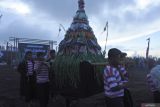 Sejumlah orang membawa gunungan saat prosesi Rokat Bhumi (meruwat bumi) dalam rangkaian Ijen Caldera Fiesta di Kawah Wurung, Bondowoso, Jawa Timur, Sabtu (19/10/2024). Tradisi tersebut digelar sebagai tolak bala, memohon hasil bumi melimpah dan agar dijauhkan dari bahaya. Antara Jatim/Seno/mas.