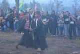 Dua peserta saling memukul menggunakan rotan saat menampilkan kesenian tradisi Ojung dalam prosesi Rokat Bhumi (meruwat bumi) rangkaian Ijen Caldera Fiesta di Kawah Wurung, Bondowoso, Jawa Timur, Sabtu (19/10/2024). Tradisi tersebut digelar sebagai tolak bala, memohon hasil bumi melimpah dan agar dijauhkan dari bahaya. Antara Jatim/Seno/mas.