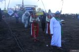 Sejumlah peserta mengikuti prosesi Rokat Bhumi (meruwat bumi) dalam rangkaian Ijen Caldera Fiesta di Kawah Wurung, Bondowoso, Jawa Timur, Sabtu (19/10/2024). Tradisi tersebut digelar sebagai tolak bala, memohon hasil bumi melimpah dan agar dijauhkan dari bahaya. Antara Jatim/Seno/mas.