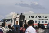 Presiden ketujuh RI Joko Widodo bersama Istri Iriana Joko Widodo memasuki pesawat Boeing 737 milik Angkatan Udara untuk bertolak ke Solo di Base Ops Lanud Halim Perdanakusuma, Jakarta, Minggu (20/10/2024). Joko Widodo bersama Istri bertolak menuju kediamannya di Solo, Jawa Tengah, usai selesai menjabat sebagai Presiden selama dua periode. ANTARA FOTO/Muhammad Adimaja/Spt/gp