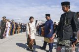 Presiden Prabowo Subianto (tengah) bersama Presiden ketujuh RI Joko Widodo (kanan) dan Istri Iriana Joko Widodo (kiri) menyapa wartawan saat akan memasuki pesawat Boeing 737 milik Angkatan Udara di Base Ops Lanud Halim Perdanakusuma, Jakarta, Minggu (20/10/2024). Joko Widodo bersama Istri bertolak menuju kediamannya di Solo, Jawa Tengah, usai selesai menjabat sebagai Presiden selama dua periode. ANTARA FOTO/Muhammad Adimaja/Spt/gp