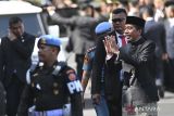 Presiden ke-7 RI Joko Widodo (kanan) menyapa tamu undangan usai upacara pisah sambut di Istana Merdeka, Jakarta, Minggu (20/10/2024). Prabowo Subianto dan Gibran Rakabuming Raka resmi menjadi Presiden dan Wakil Presiden periode 2024-2029 setelah dilantik di Gedung Nusantara, kompleks Parlemen, Senayan, Jakarta. ANTARA FOTO/Sigid Kurniawan/wpa/gp