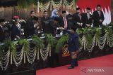 Presiden Prabowo Subianto (kanan) menyalami Ketua MPR Ahmad Muzani usai pidato perdana setelah pelantikan dalam sidang paripurna MPR di Gedung Nusantara, Kompleks Parlemen, Senayan, Jakarta, Minggu (20/10/2024). Prabowo Subianto dan Gibran Rakabuming Raka dilantik sebagai Presiden dan Wakil Presiden Republik Indonesia masa bakti 2024-2029. ANTARA FOTO/Akbar Nugroho Gumay/wpa/gp