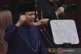 Presiden Prabowo Subianto menyampaikan pidato perdana usai dilantik pada sidang paripurna MPR di Gedung Nusantara, Kompleks Parlemen, Senayan, Jakarta, Minggu (20/10/2024). Prabowo Subianto dan Gibran Rakabuming Raka dilantik sebagai Presiden dan Wakil Presiden Republik Indonesia masa bakti 2024-2029. ANTARA FOTO/Akbar Nugroho Gumay/wpa/gp